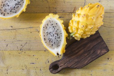 Ahşap arka planda sarı pitahaya ejder meyvesi