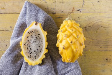 Ahşap arka planda sarı pitahaya ejder meyvesi