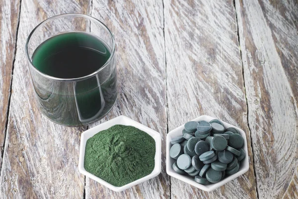 Deniz yosunu toz spirulina ahşap arka plan üzerinde
