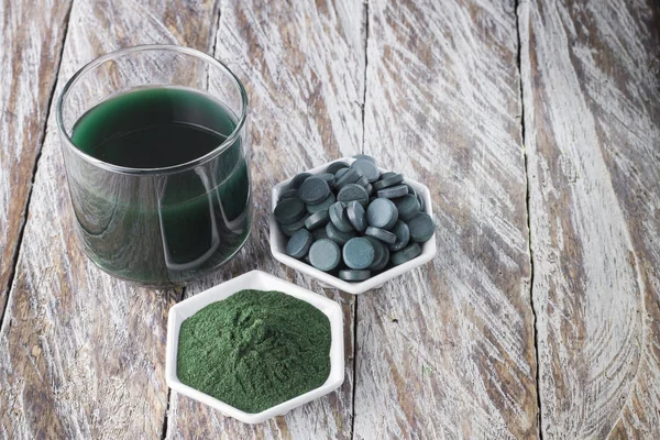 Deniz yosunu toz spirulina ahşap arka plan üzerinde