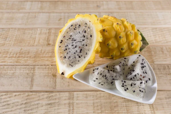 Ahşap arka planda sarı pitahaya ejder meyvesi