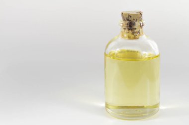 Beyaz arka plan üzerinde izole Hintyağı ile cam kavanoz