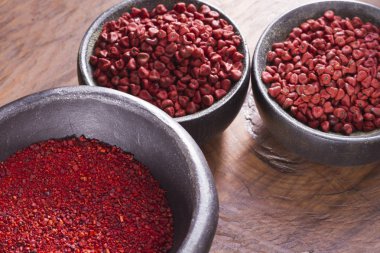 Annatto fasulye kase ahşap tablo.