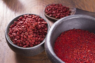 Annatto fasulye kase ahşap tablo.