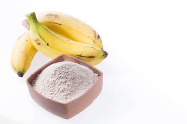 ahşap masa (Musa paradisiaca üzerinde meyve ve muz tozu).