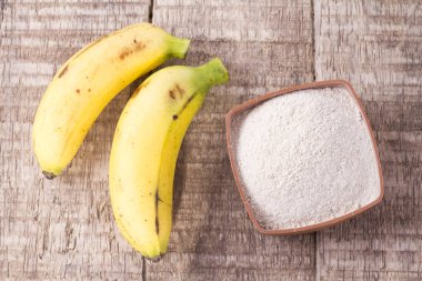 ahşap masa (Musa paradisiaca üzerinde meyve ve muz tozu).