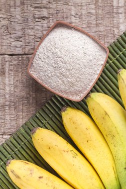ahşap masa (Musa paradisiaca üzerinde meyve ve muz tozu).