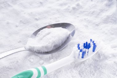 kabartma tozu ve fırça ahşap masa vardır.