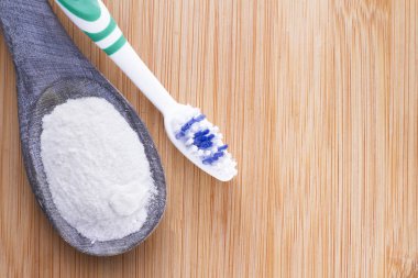 kabartma tozu ve fırça ahşap masa vardır.