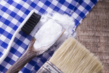 kabartma tozu ve fırça ahşap masa vardır.