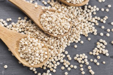 Quinoa fasulye rustik ahşap kase