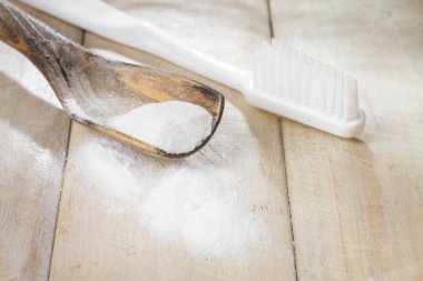 kabartma tozu kase üzerinde ahşap masa, yakın çekim