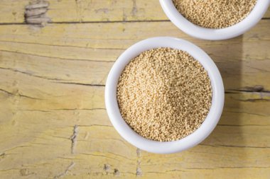 kase, rustik ahşap zemin üzerine solmayan çiçek fasulye