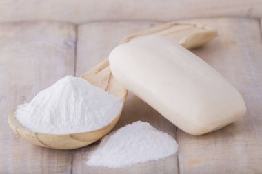 kabartma tozu ve masanın üzerine Tuvalet sabunları.