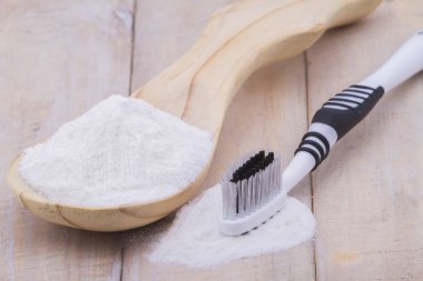 kabartma tozu ve masanın üzerine fırça