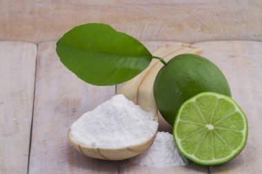 Pişirme soda ve limon ahşap tablo.