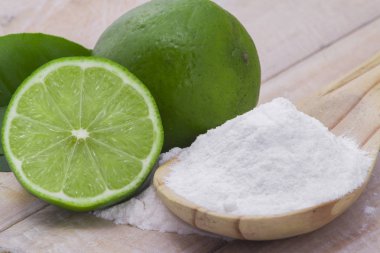 Pişirme soda ve limon ahşap tablo.