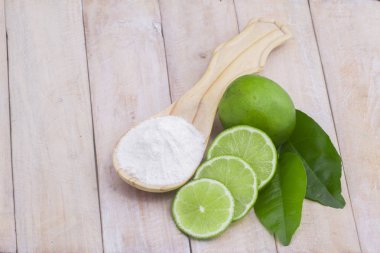 Pişirme soda ve limon ahşap tablo.