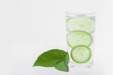 cam su ve beyaz arka plan üzerinde izole limon ile.