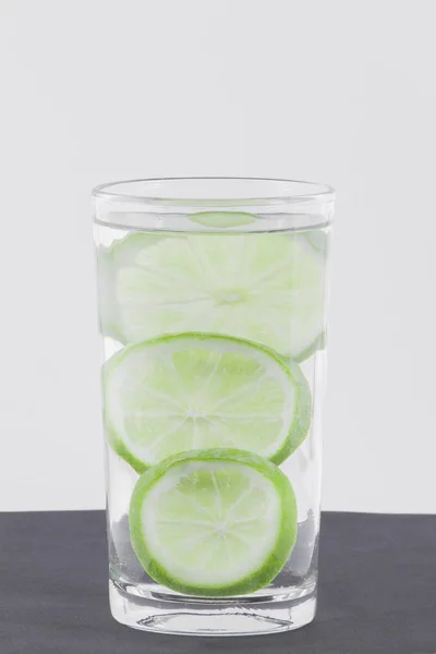 Vaso Con Agua Limón Aislado Sobre Fondo Blanco — Foto de Stock