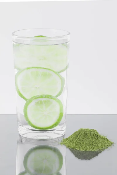 Moringa Polvo Con Limón Vidrio Con Agua Aislada Sobre Fondo — Foto de Stock