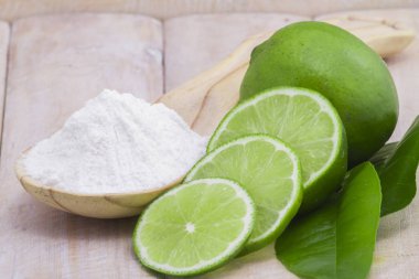 Pişirme soda ve limon ahşap tablo.