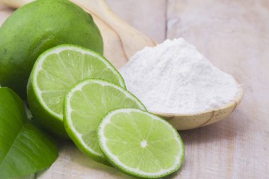 Pişirme soda ve limon ahşap tablo.