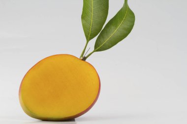 Beyaz arkaplanda yalıtılmış mango meyvesi