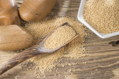 kase, rustik ahşap zemin üzerine solmayan çiçek fasulye