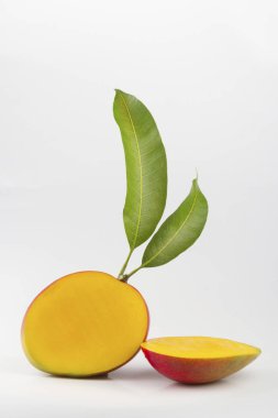 Beyaz arkaplanda yalıtılmış mango meyvesi