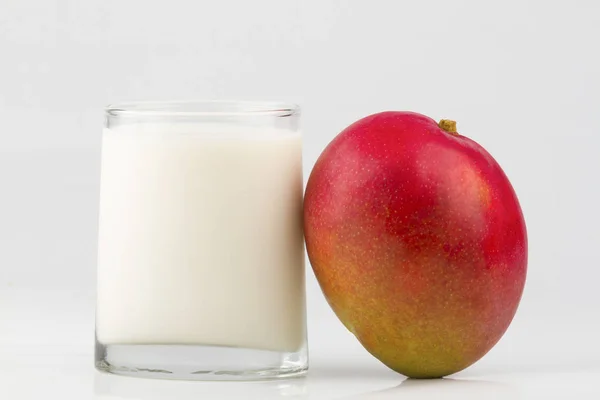 Glas Mit Milch Und Mangofrüchten Isoliert Auf Weißem Hintergrund — Stockfoto