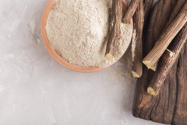 Toz ve meyan kökü masada - Glycyrrhiza glabra.