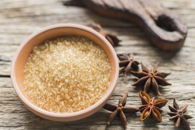 kahverengi şeker ve anason masada.