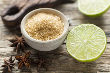 kahverengi şeker ve limon masada