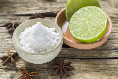 Pişirme soda ve limon masada.