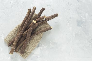 Meyan kökü masada.