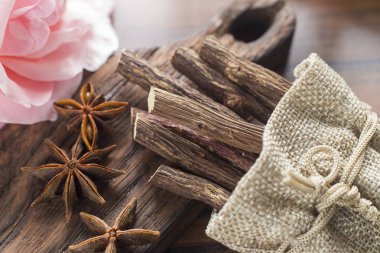 Meyan kökü masada.