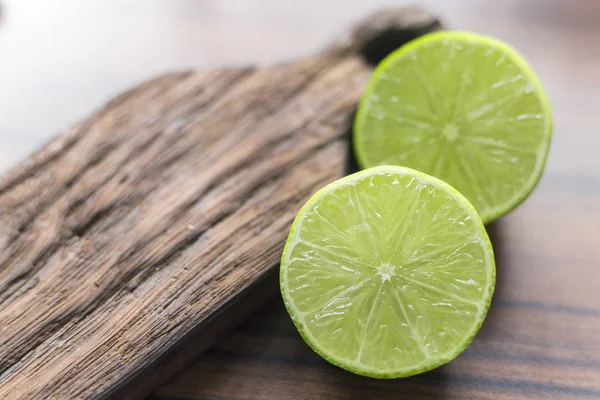 Rodajas Limón Tabla Cortar Sobre Mesa — Foto de Stock