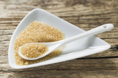 Tablo kaşığı kahverengi şeker.