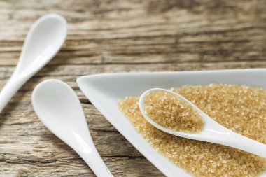 Tablo kaşığı kahverengi şeker.