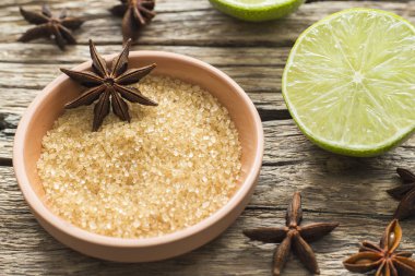 kahverengi şeker ve limon masada