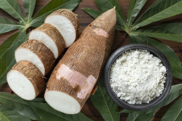 Kelaparan Yucca Mentah Meja Kayu Manihot Esculenta — Stok Foto