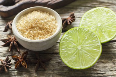 kahverengi şeker ve limon masada