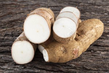 Ahşap masa - Manihot esculenta üzerinde ham yucca nişasta.