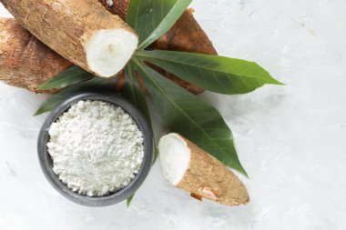 Ahşap masa - Manihot esculenta üzerinde ham yucca nişasta..
