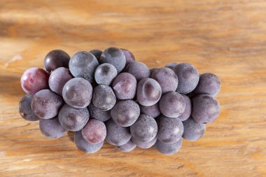 masada kırmızı şarap için üzüm demet.