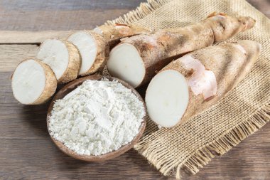 Ahşap masa - Manihot esculenta üzerinde ham yucca nişasta..