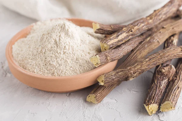 Toz ve meyan kökü masada - Glycyrrhiza glabra.