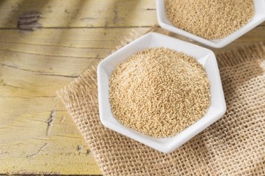 kase, rustik ahşap zemin üzerine solmayan çiçek fasulye