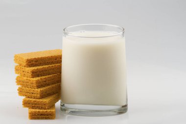 Beyaz arka plan üzerinde izole süt ve gofret tanımlama bilgileri ile cam